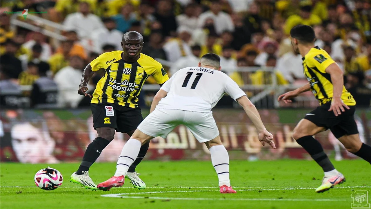 الكلاسيكو يشتعل بين الشباب والاتحاد في دوري روشن: الموعد والقنوات الناقلة